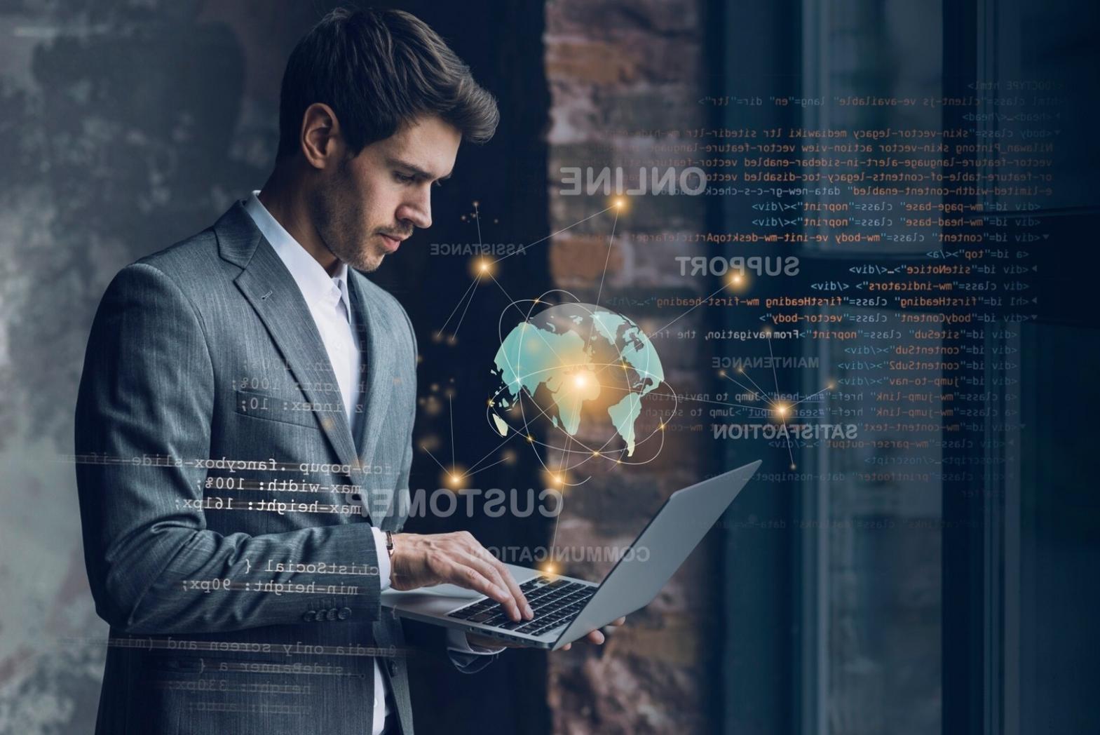 Pokój gry w pokera z profesjonalnym rozkładem stołu